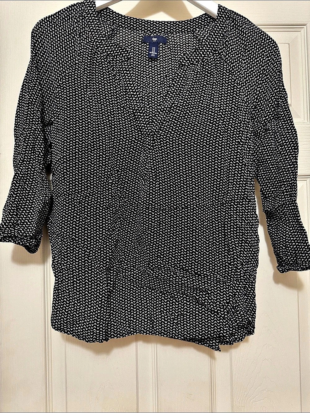 Gap Geometric V neck Blouse in Black & White Size Small Like New